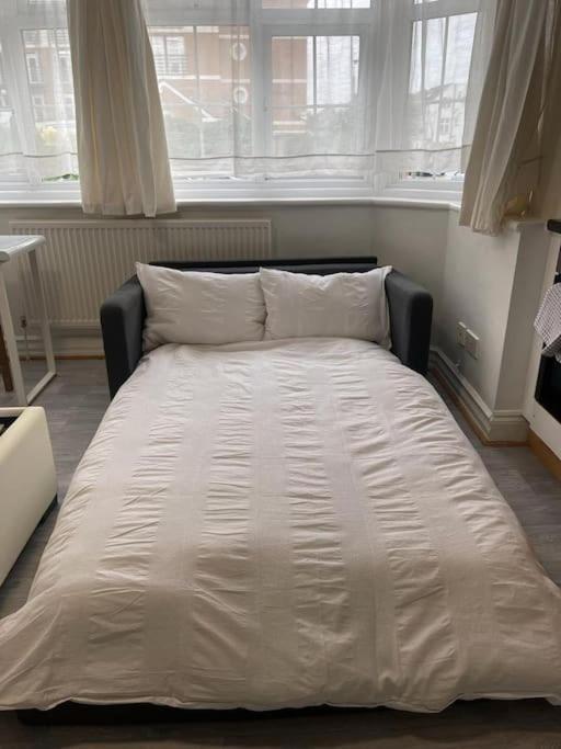 Apartment New On Golders Rd